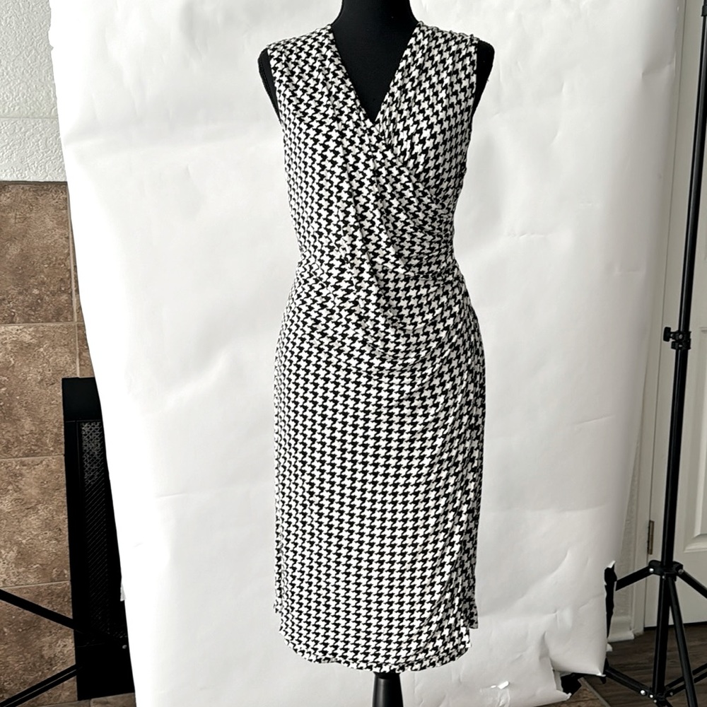 Ralph Lauren dress, super cute, comfortable and stretchy dress! Size large